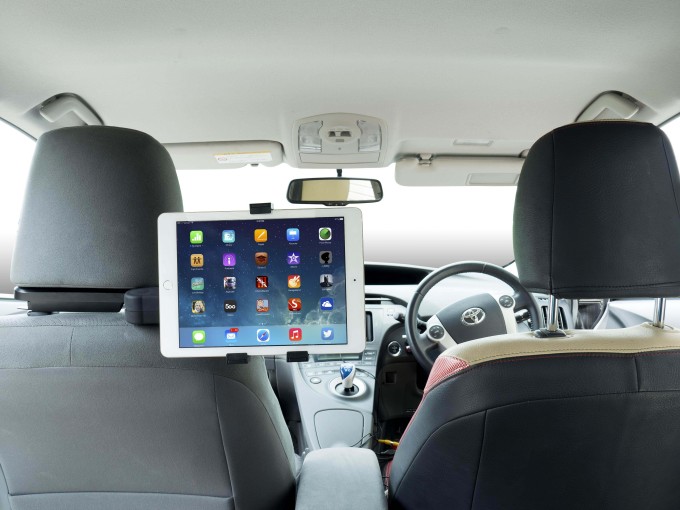 後部座席設置用モニタースタンドを新発売 ～モニターを座席間に設置