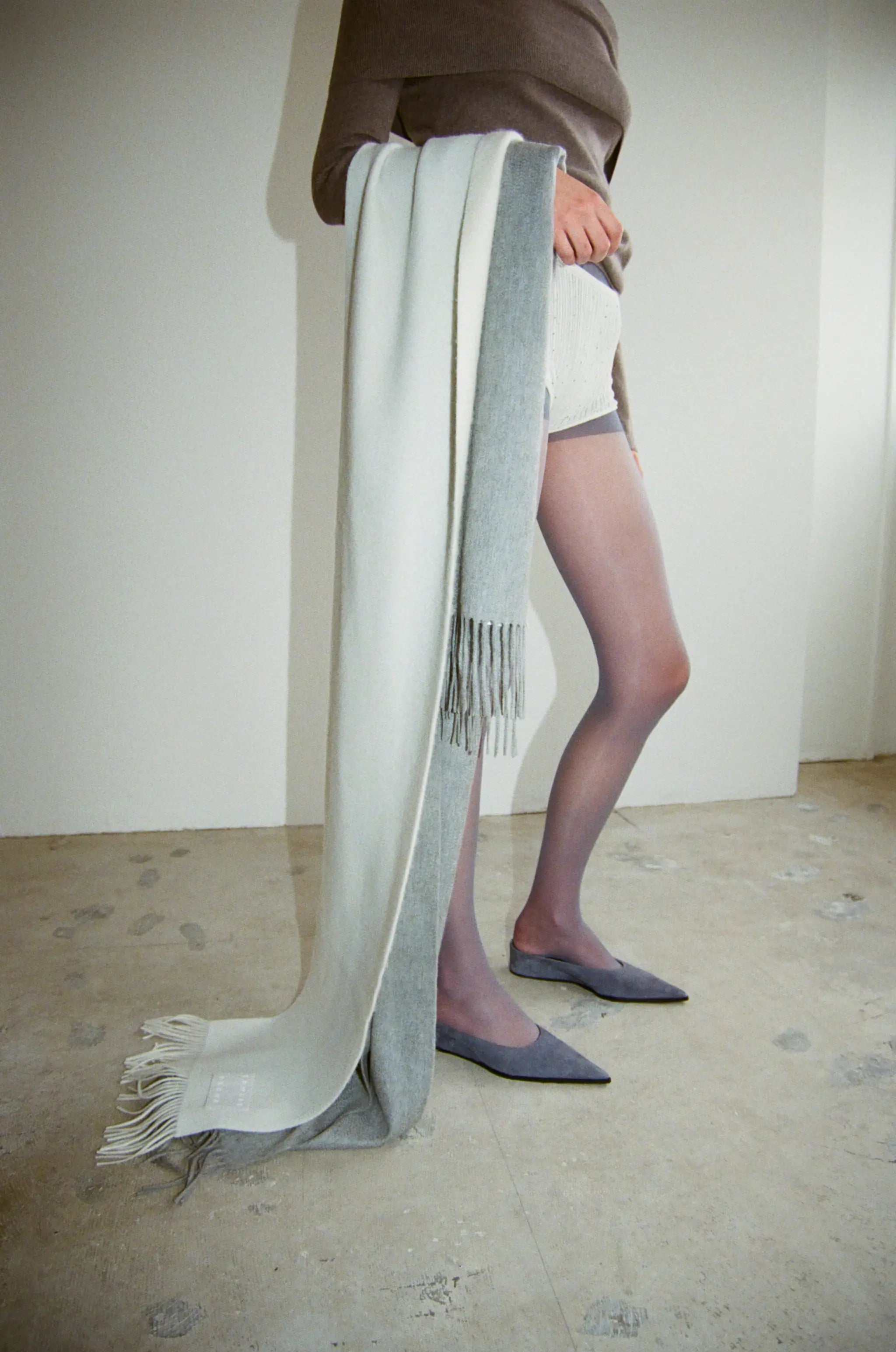 洗練されたミニマムなカシミヤストール｜EDWARD BROWN (エドワード