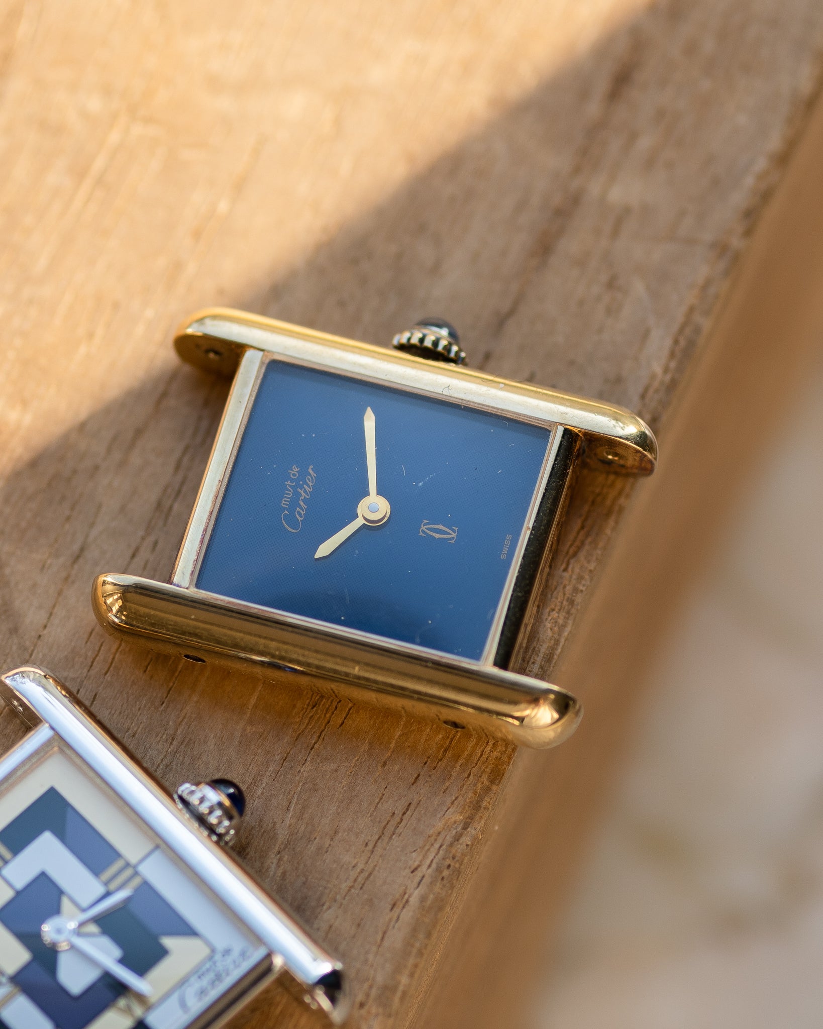 マスト ドゥ カルティエ タンク SM - ブルー ラッカー ダイヤル、手