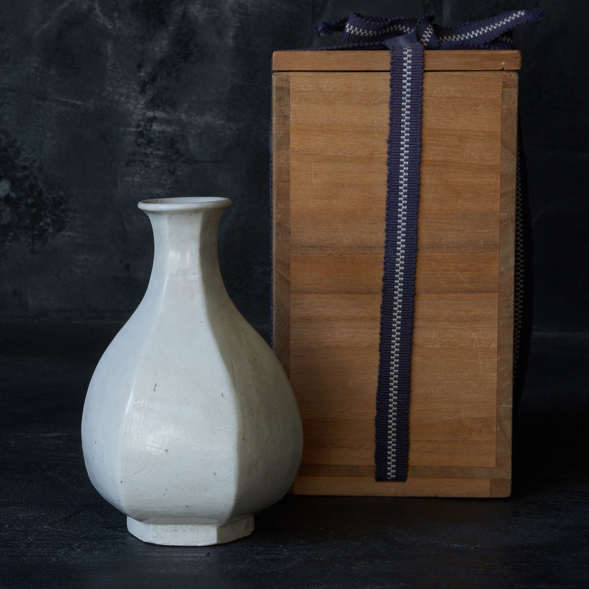 李朝 白磁面取瓶 徳利 木箱付（1392–1897 CE） | 入蘆花（ロカニイル）