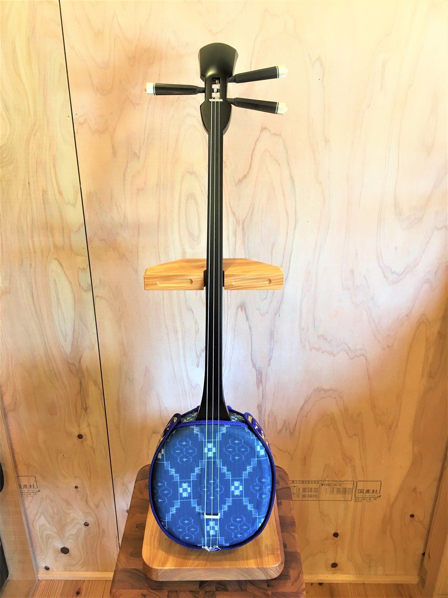 青琉球絣柄人工皮張り三線 【初心者向け8点セット】≪全国送料無料