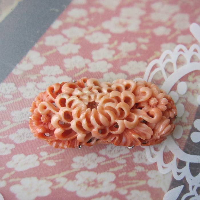 楽天市場】桃珊瑚 美しい 菊の彫り 帯留め 真鍮裏張り 着物 浴衣 和装