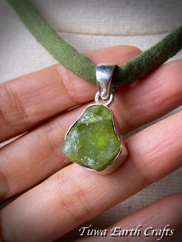 1点物 高品質 クロムダイオプサイト原石（ダイオプサイド）ペンダント