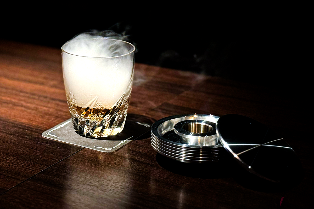 煙の魔法で いつものウイスキーを格上げ!? スモーキーな“大人の香り”を