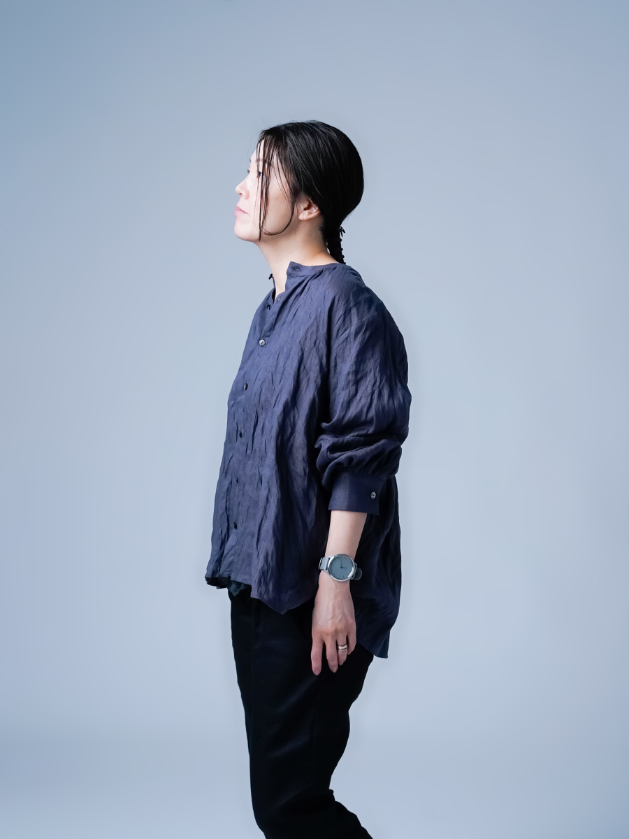 リネンシャツ】余白の美を纏う 極上リネンの洗練ノーカラーシャツ ／ 藍墨