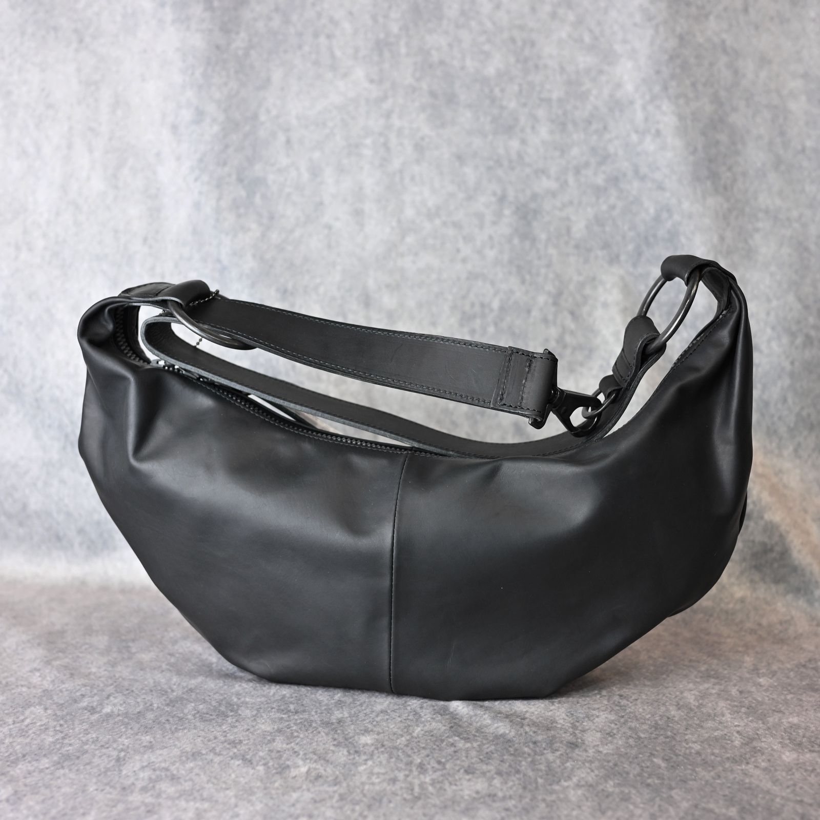 ISAMU KATAYAMA BACKLASH - GUIDI オイルカーフ バナナバッグ （BLACK