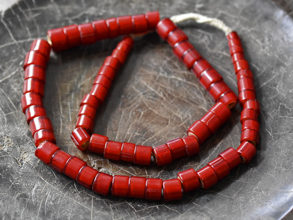 2210】ANTIQUEホワイトハーツ濃赤極太輪切型ビーズ一連(Φ12mm