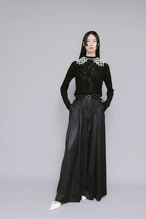 ミューラル“雪の結晶”に着想したパールビスチェ＆ベルト、東京では試着