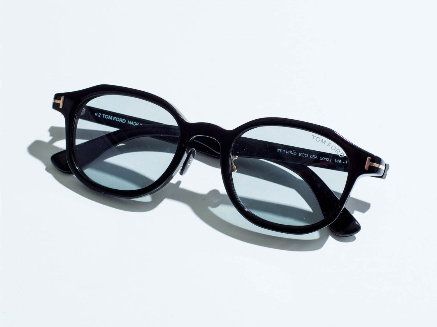 トム フォード×ロンハーマンの限定アイウェア、細身ブラックフレーム