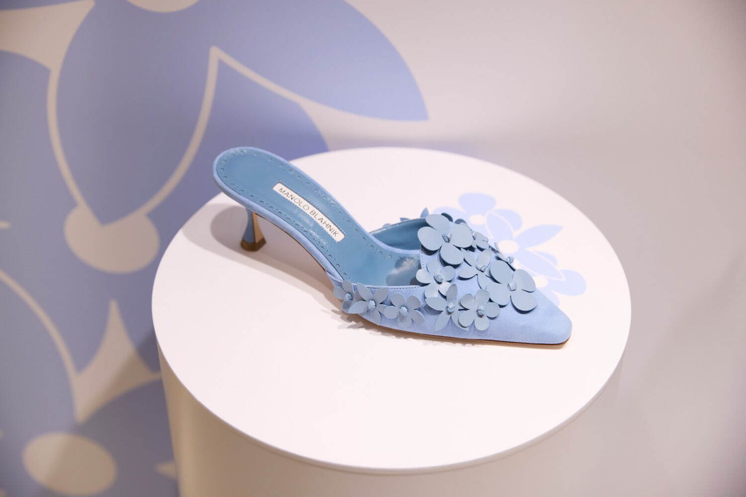 マノロ ブラニク“ドット柄メッシュ”のウィメンズシューズ、ヒール