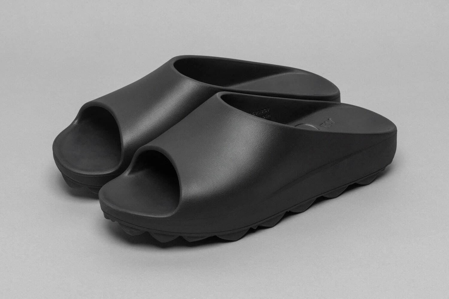 竹ヶ原敏之介手掛ける「パコ」オールブラックのスライドサンダル