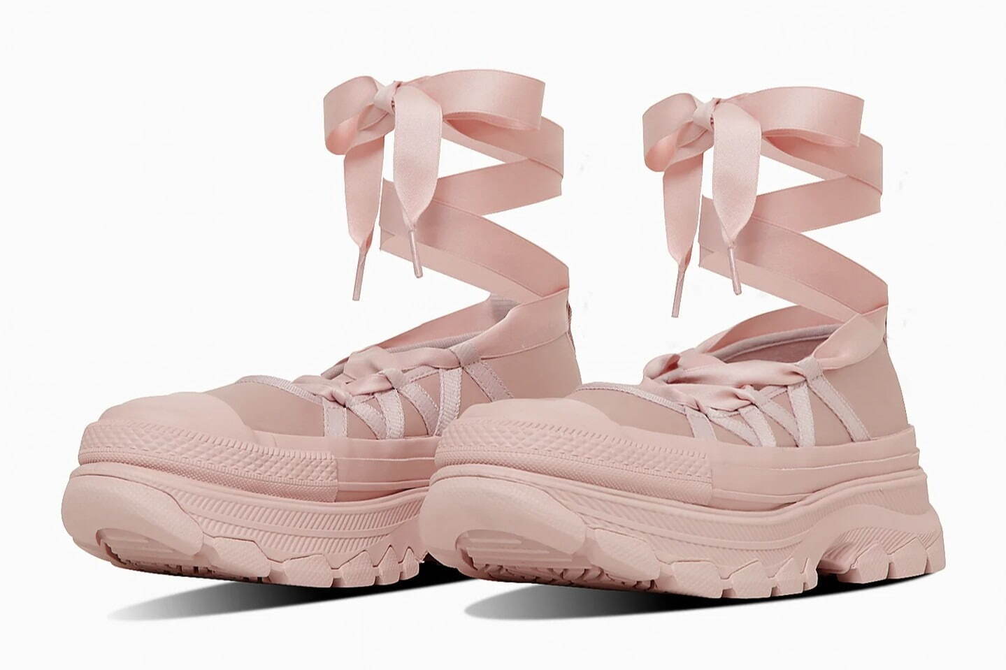 コンバース“まるでバレエシューズ”な厚底スニーカー、足首華やぐリボン