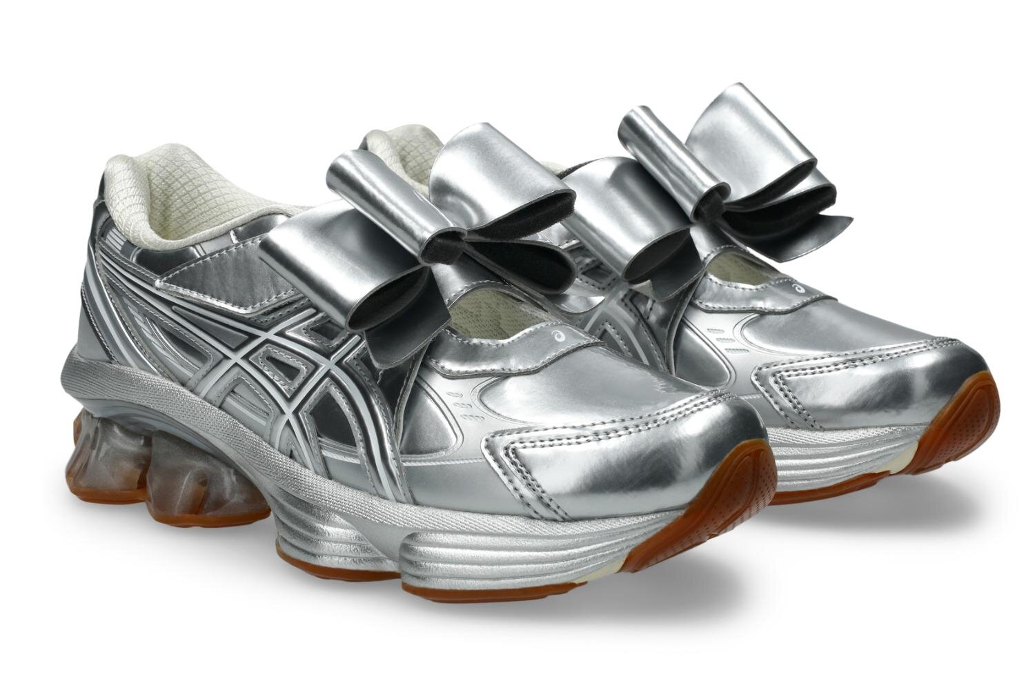 アシックス×シュシュ/トング、取り外し可能な“大ぶりリボン付き