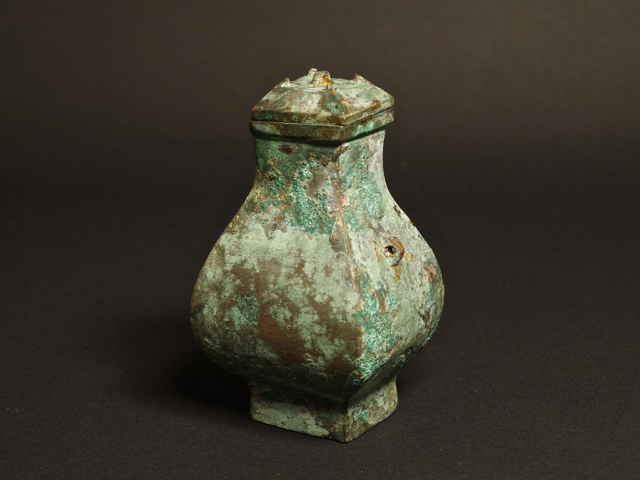 中国古美術・旧蔵搓金装飾と銘文入りの青銅製酒壺と油灯・青銅・純手作り・置物・酒壺 中国古美術・旧蔵搓金装飾と銘文入りの青銅製酒壺と油灯・青銅・純