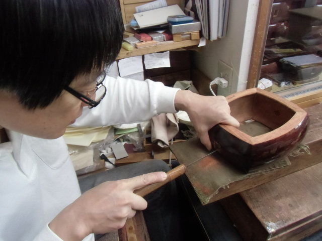 新品 津軽三味線 紅木 金細 綾杉胴 仮継ぎ付き 幅一寸 トチ多数 極上品