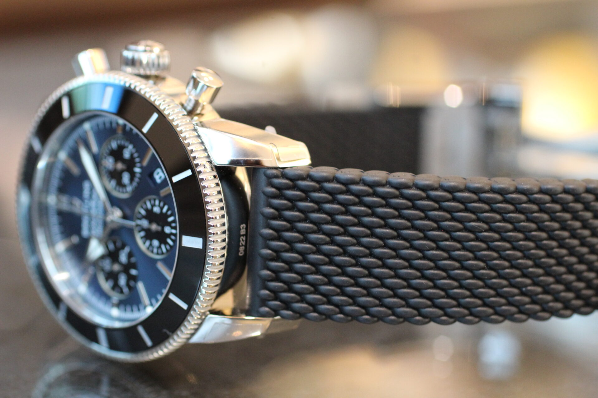 ブライトリング】ブルーダイヤルとブラックラバーベルトの組み合わせが