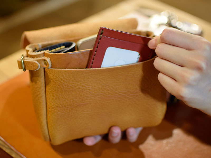 ワイルドなタンドーレザーのベルトポーチ｜革鞄・革小物のHERZ公式通販