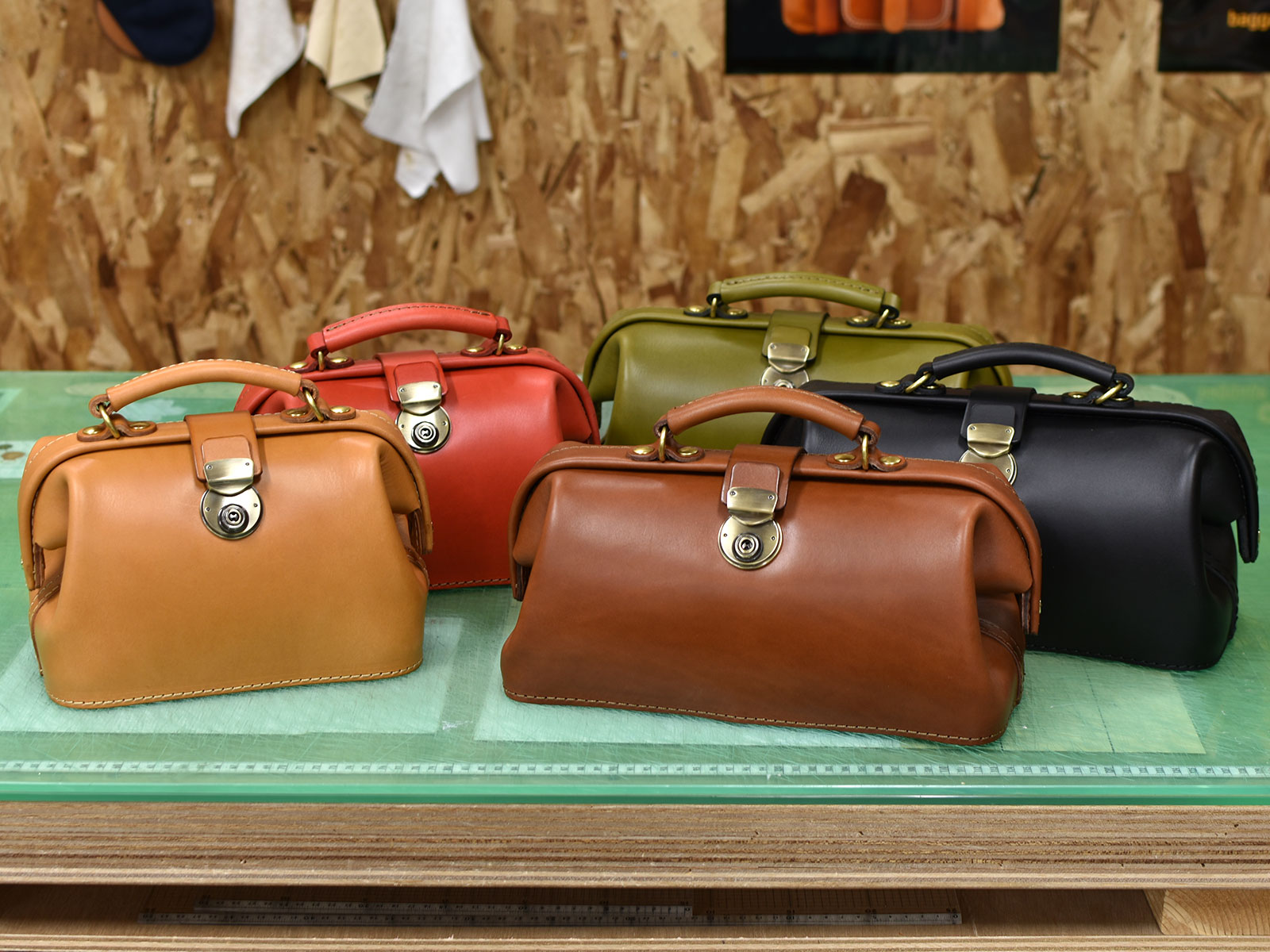 ミニドクターバッグ(CW-106)の収納を調べてみました！｜革鞄・革小物の