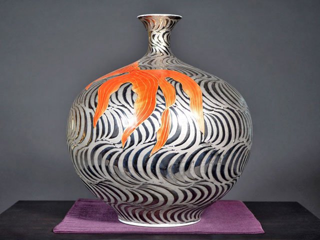 有田焼】飾り花瓶 染錦白金彩金魚図 - JTOPIA