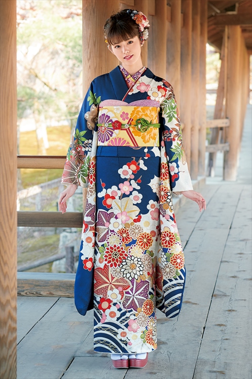 青地に白の差し色と古典の花模様がかわいい古典振袖｜伝統美を纏うスタイル