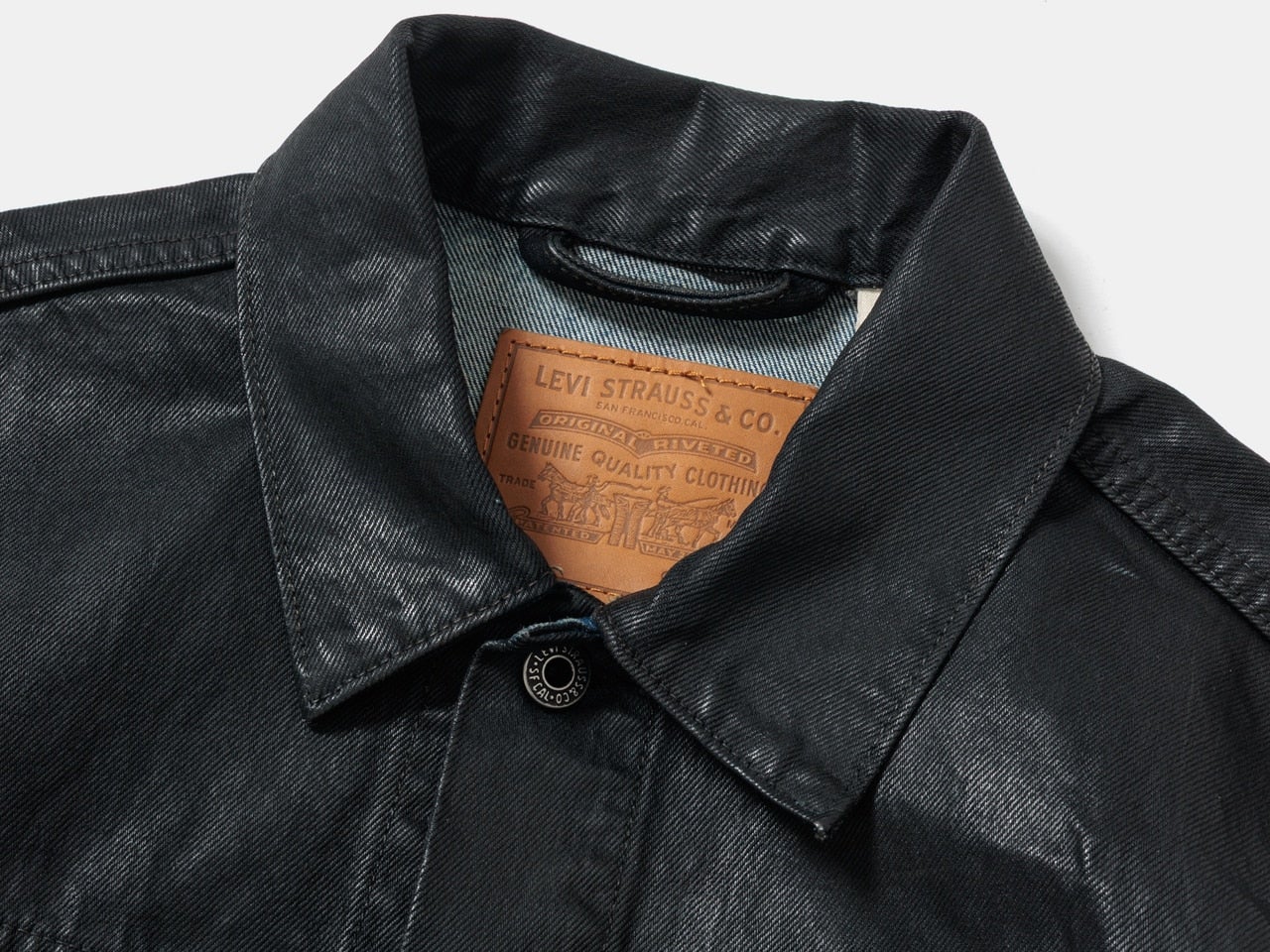 ひと味違う「リーバイス®」の黒いデニムジャケットは「ビオトープ