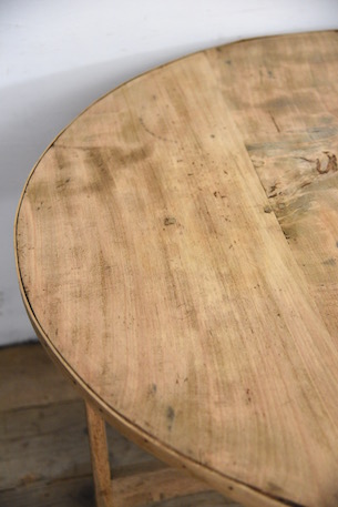 上品な風合いのラウンドワインテーブル