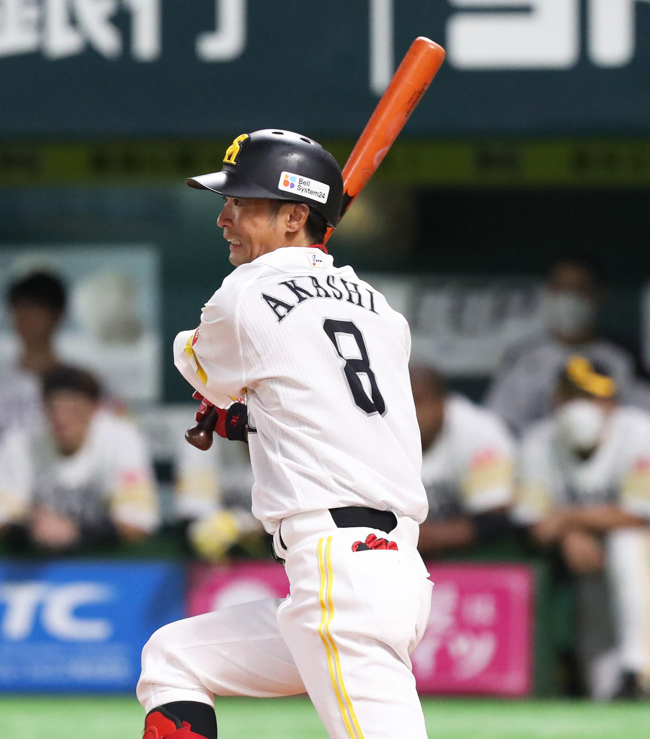 ソフトバンク】明石健志が現役最終打席で内野安打、一塁ベース上で涙