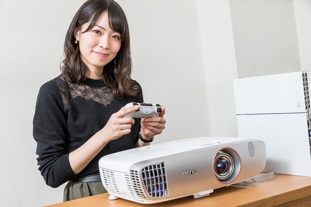 青木瑠璃子さんにお願いして、BenQホームシアタープロジェクター