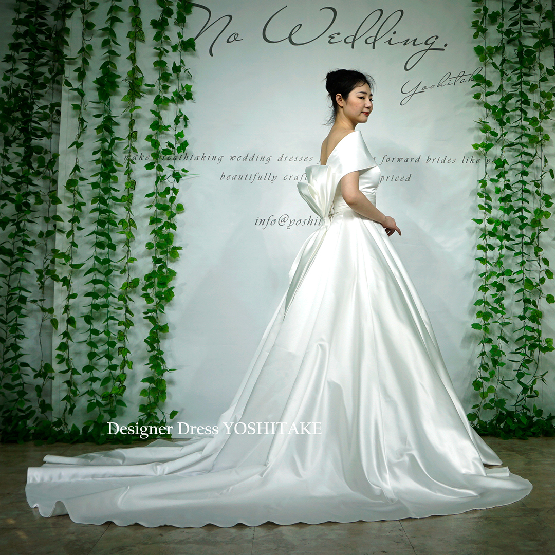 Aライン白サテンドレス.ロールカラー.縦リボン.ウエディングドレス