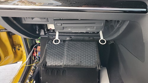 VWゴルフ7での低音増強目的のサブウーハー追加 | 見た目を変えずに音を