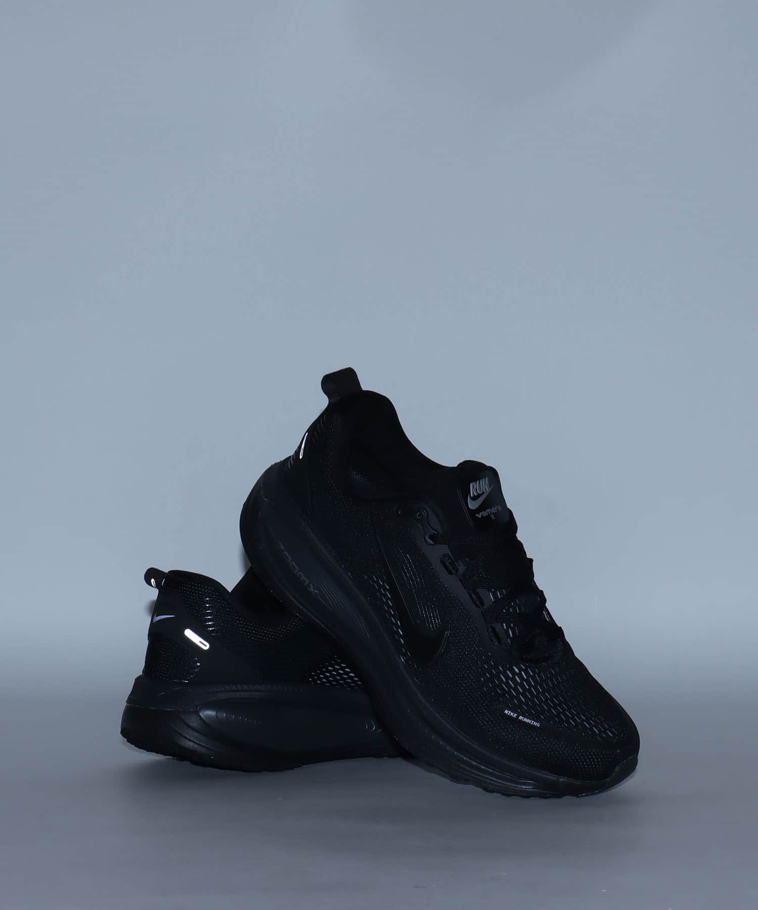 NIKE VOMERO 18 BLACK/BLACK-DK SMOKE GREY-LT SMOKE GREY（ナイキ