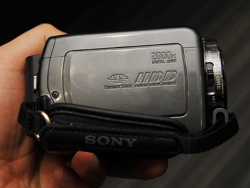 ソニー、80GB HDD搭載のSD解像度ビデオカメラ