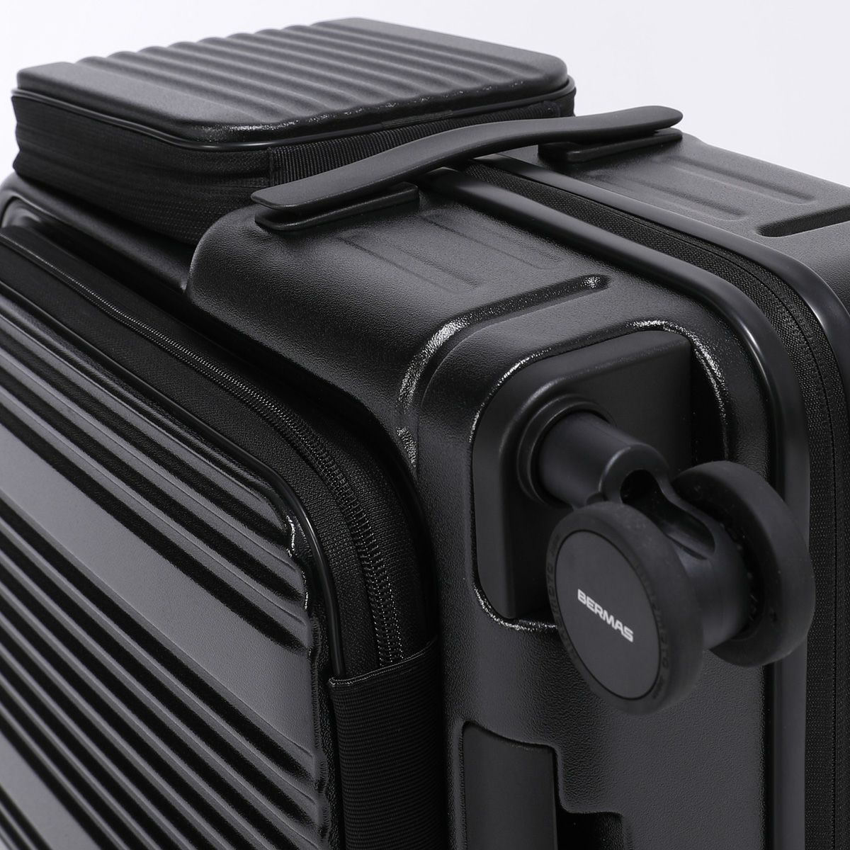 No.60526：サイドポケット付きフロントオープン 35L 48cm | BERMAS