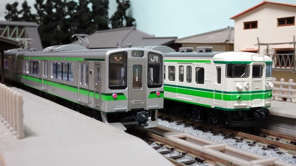 新潟地区の普通列車 E127系0番台＆115-1000系 二次新潟色 - ビスタ