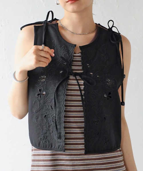 COMMRE（コムル）の「フラワー刺繍ベスト（ベスト）」 - WEAR