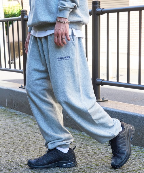 セール】【MAISON CLUB】ワンポイント刺繍スウェットパンツ LESS IS