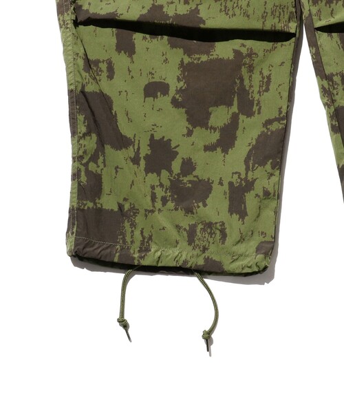 BEAMS PLUS（ビームスプラス）の「MIL Over Pants Nylon Camo Print