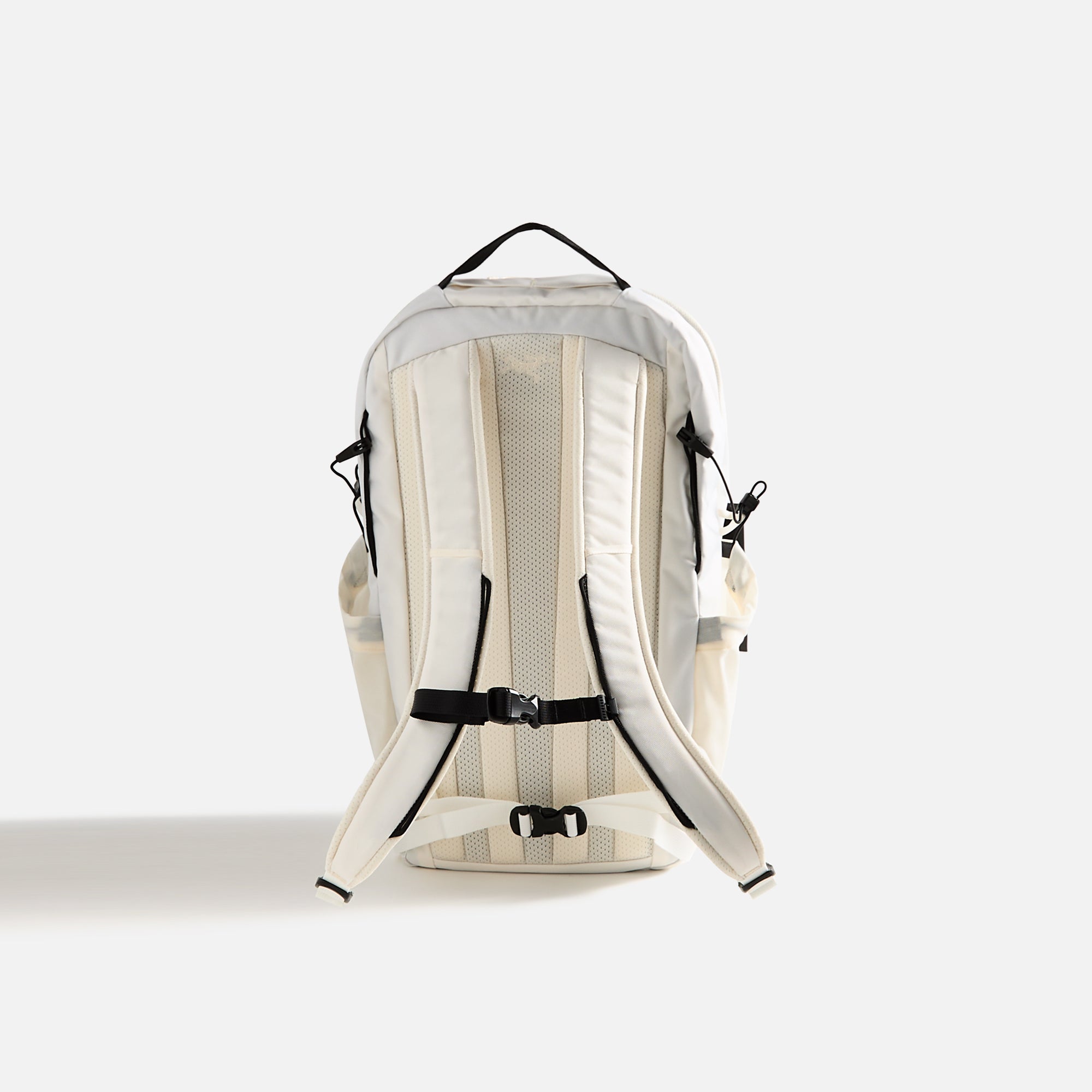 Arc'teryx Mantis 26 Backpack - Arctic Silk – Kith Canada