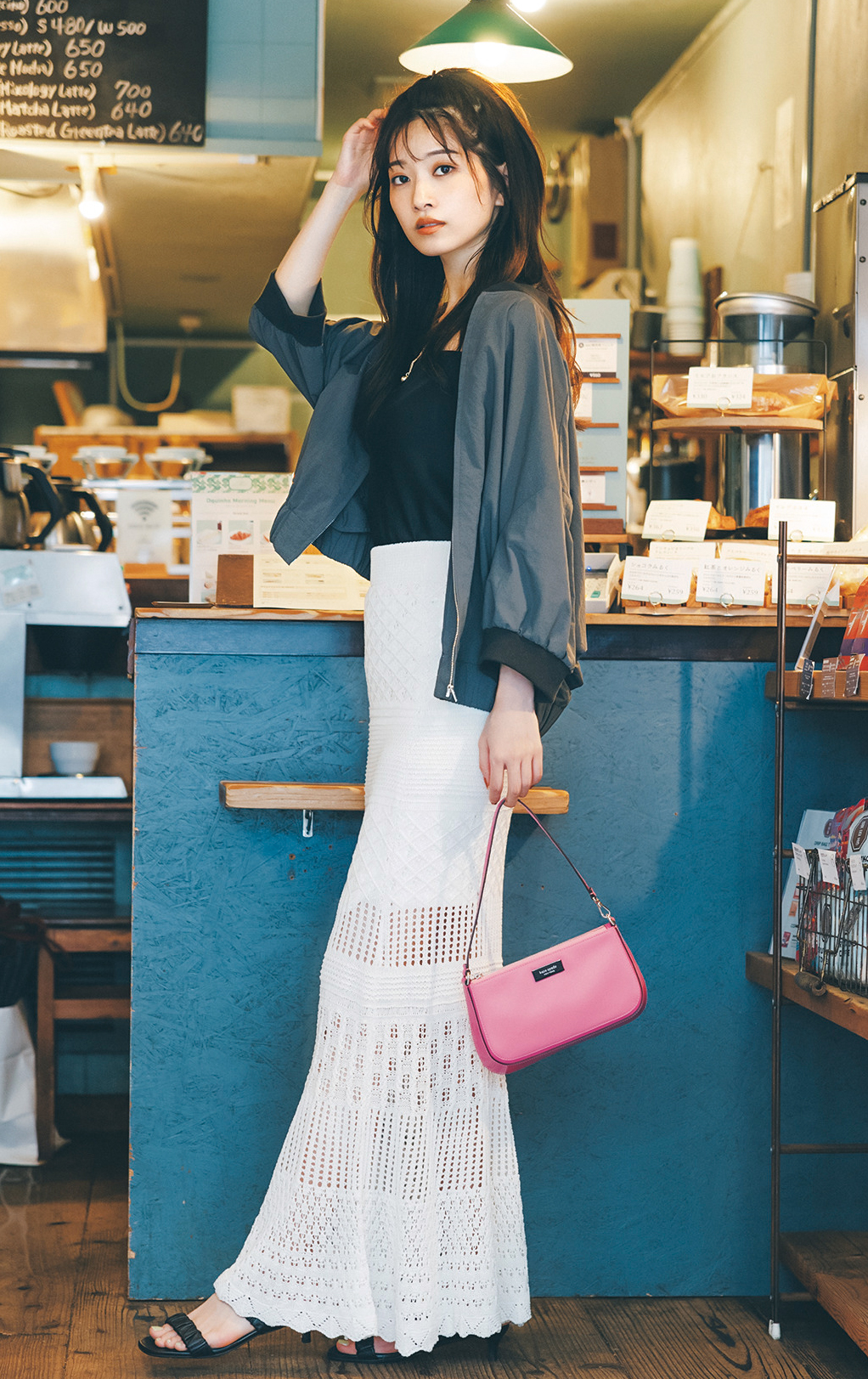 体のラインに寄り添うマーメイドスカートは♡×ゆるブルゾンでほんのり