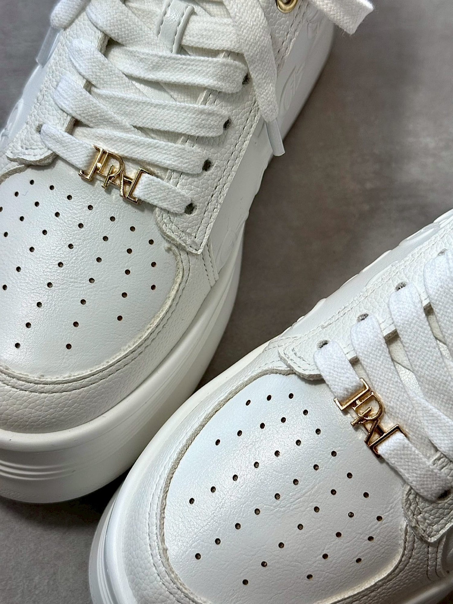Emboss logo sole sneakers | DIANTÉ (ディアンテ)公式通販サイト