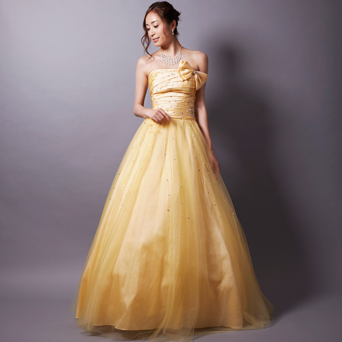 演奏会での華やかな演出のひとつに元気の出るイエローカラードレス