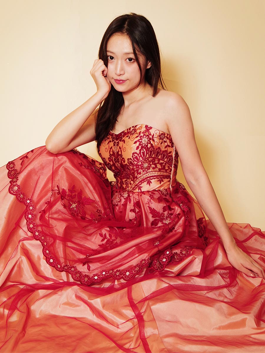 ワインレッドのチュールレースとベースとなるベージュカラーの色の