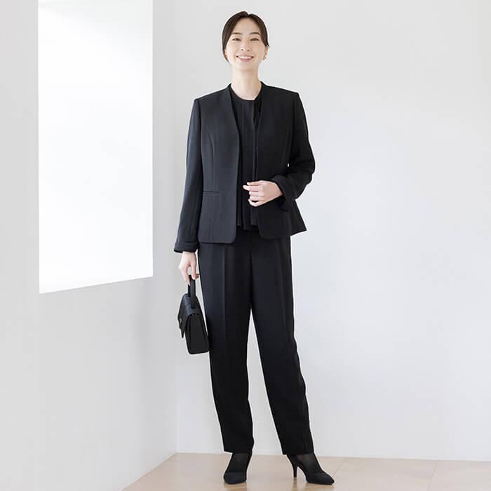 WEB別注｜テーパードのパンツスーツ3点セット 13号・ブラック｜東京