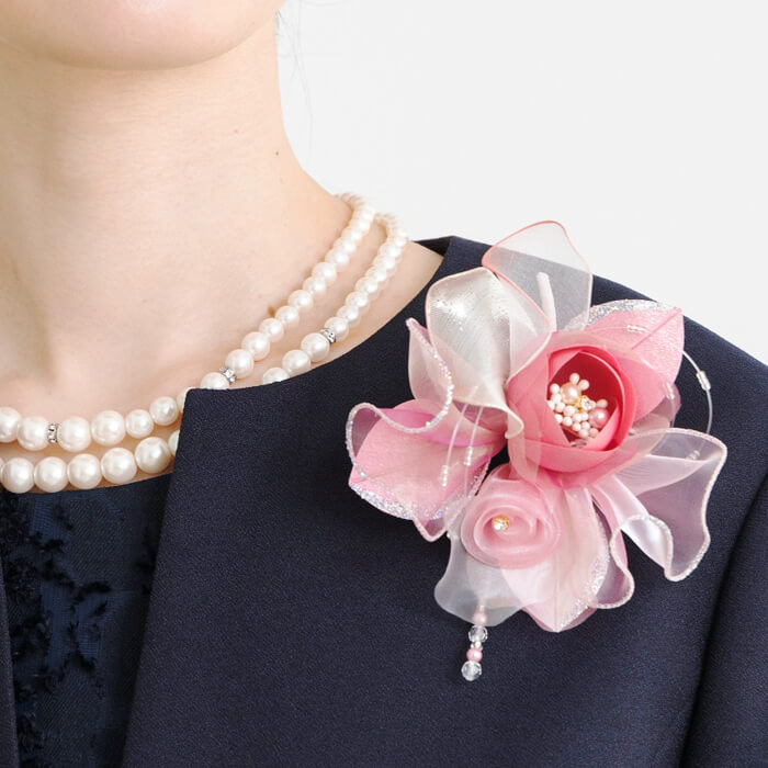 あでやかカラーのブーケコサージュ ・ネイビー｜東京ソワール