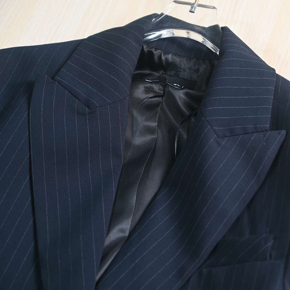 ネイビーコーデ ストライプ柄 テーラードジャケット ショート丈