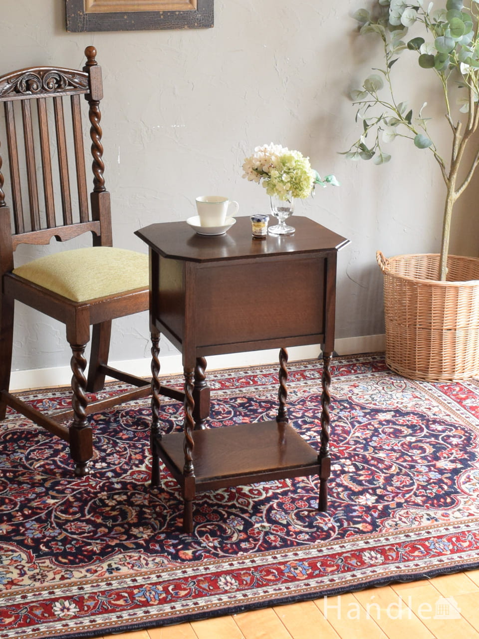 天板を開くと収納が！美しすぎるイギリスのアンティークオケージョナル