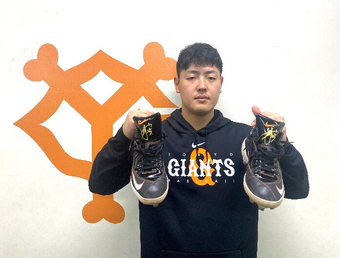 巨人】岡本和真と秋広優人の直筆サイン入り実使用スパイクを