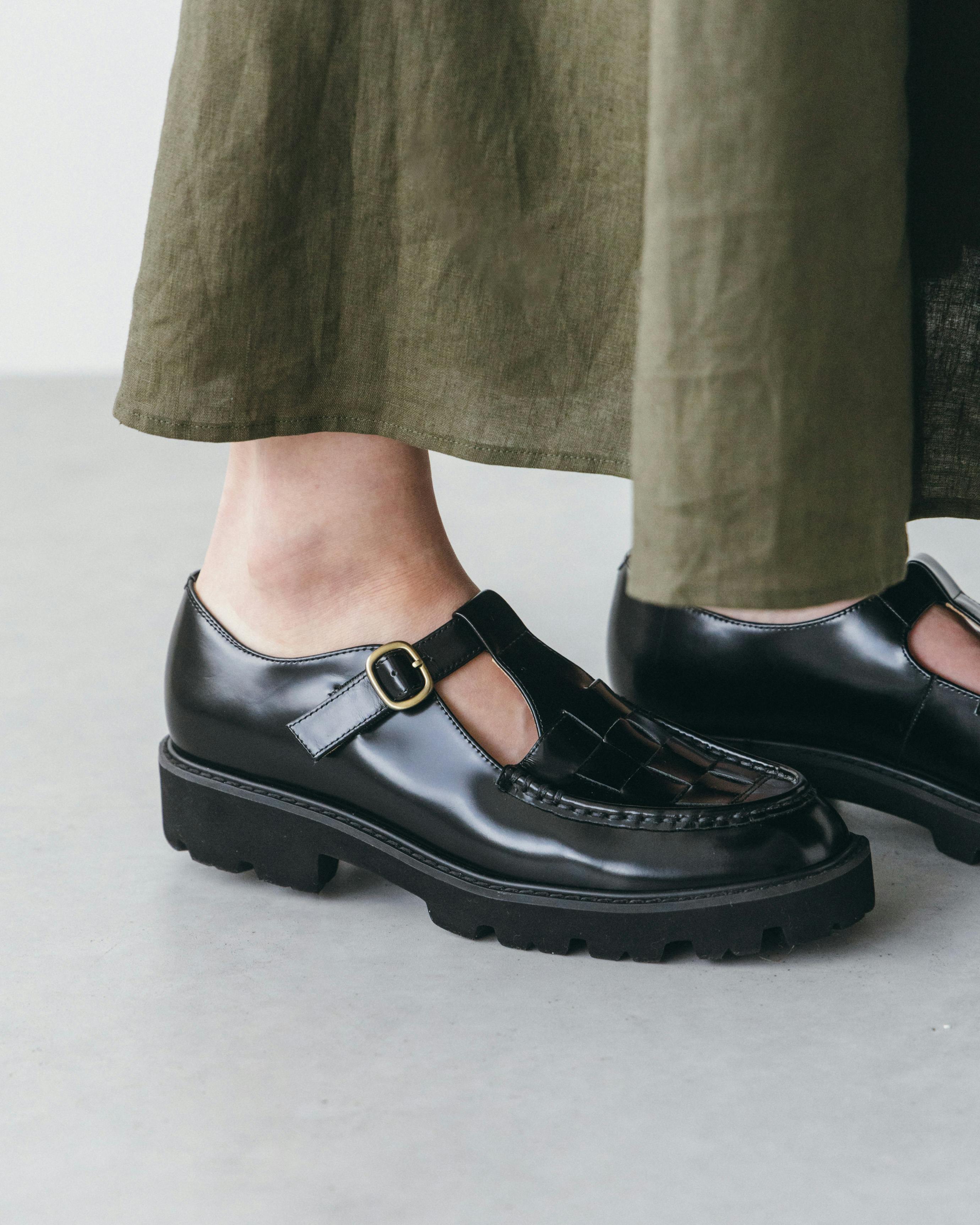 つま先踊る、大人の相棒」こだわりソールのTストラップシューズ / 牛革