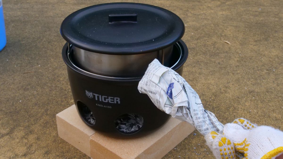 新聞紙を燃やして炊飯できる「魔法のかまどごはん」を使ってみたよ