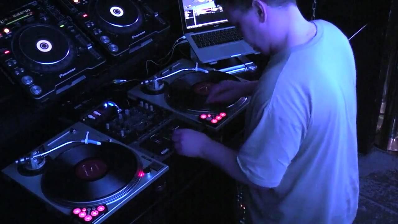 novationのSerato DJ、Scartch Live専用MIDIコントローラーDICERのご